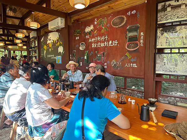興隆隆苑咖啡莊園內，游客正在學習咖啡制作
